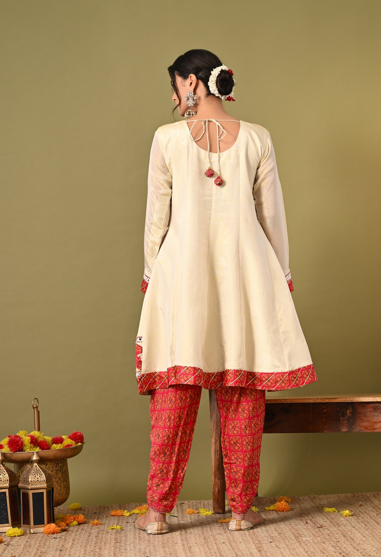 Mesmerising Cream Kurta Set with Zardozi, Cutdana, and Mirror Work