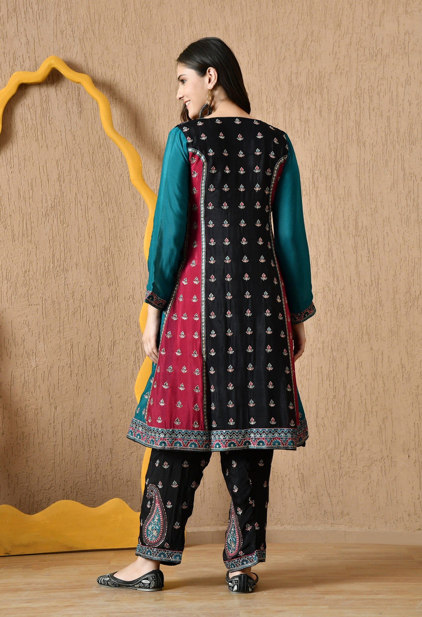 Multicolour Thread & Zardozi Black Kurta Set