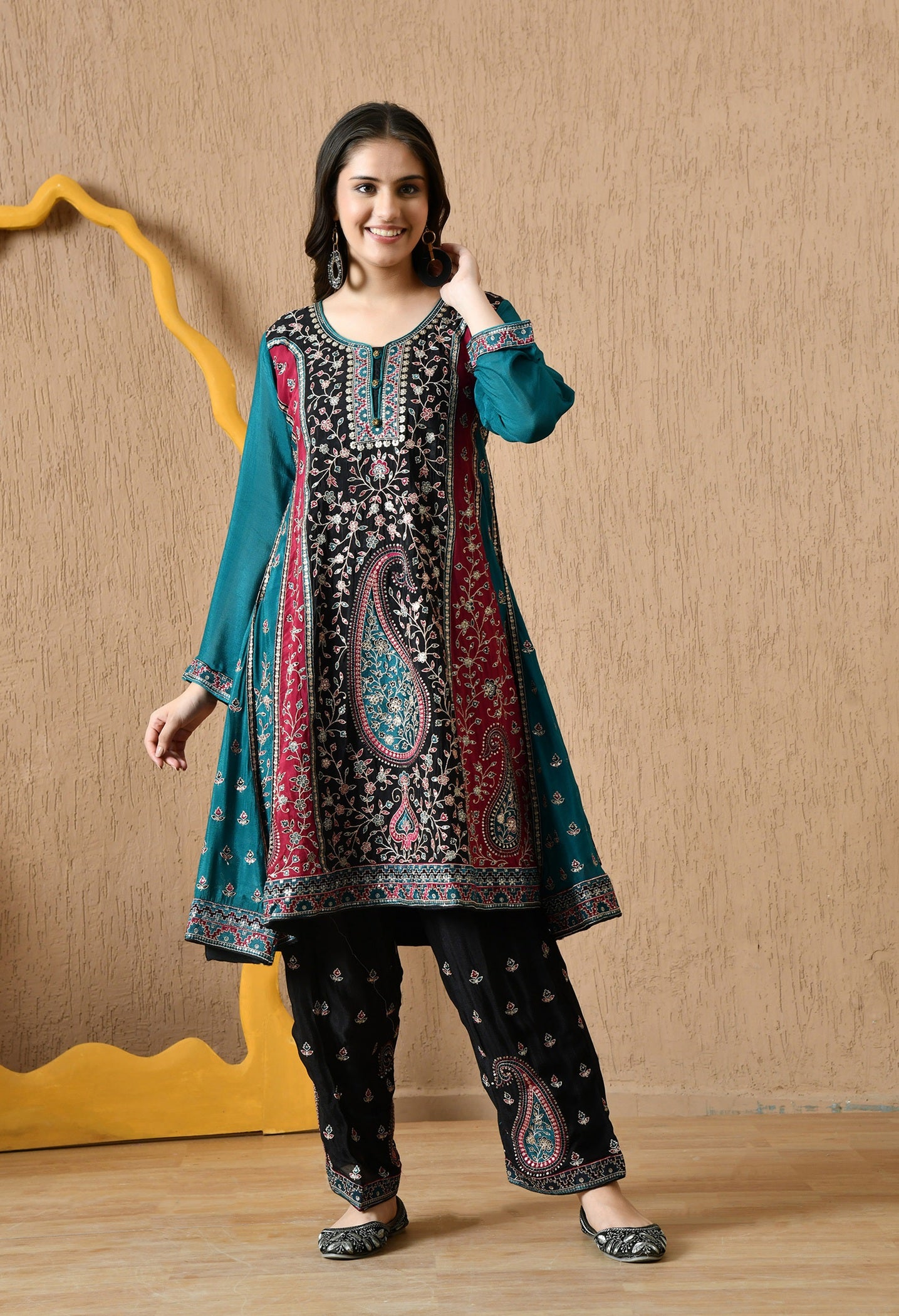 Multicolour Thread & Zardozi Black Kurta Set