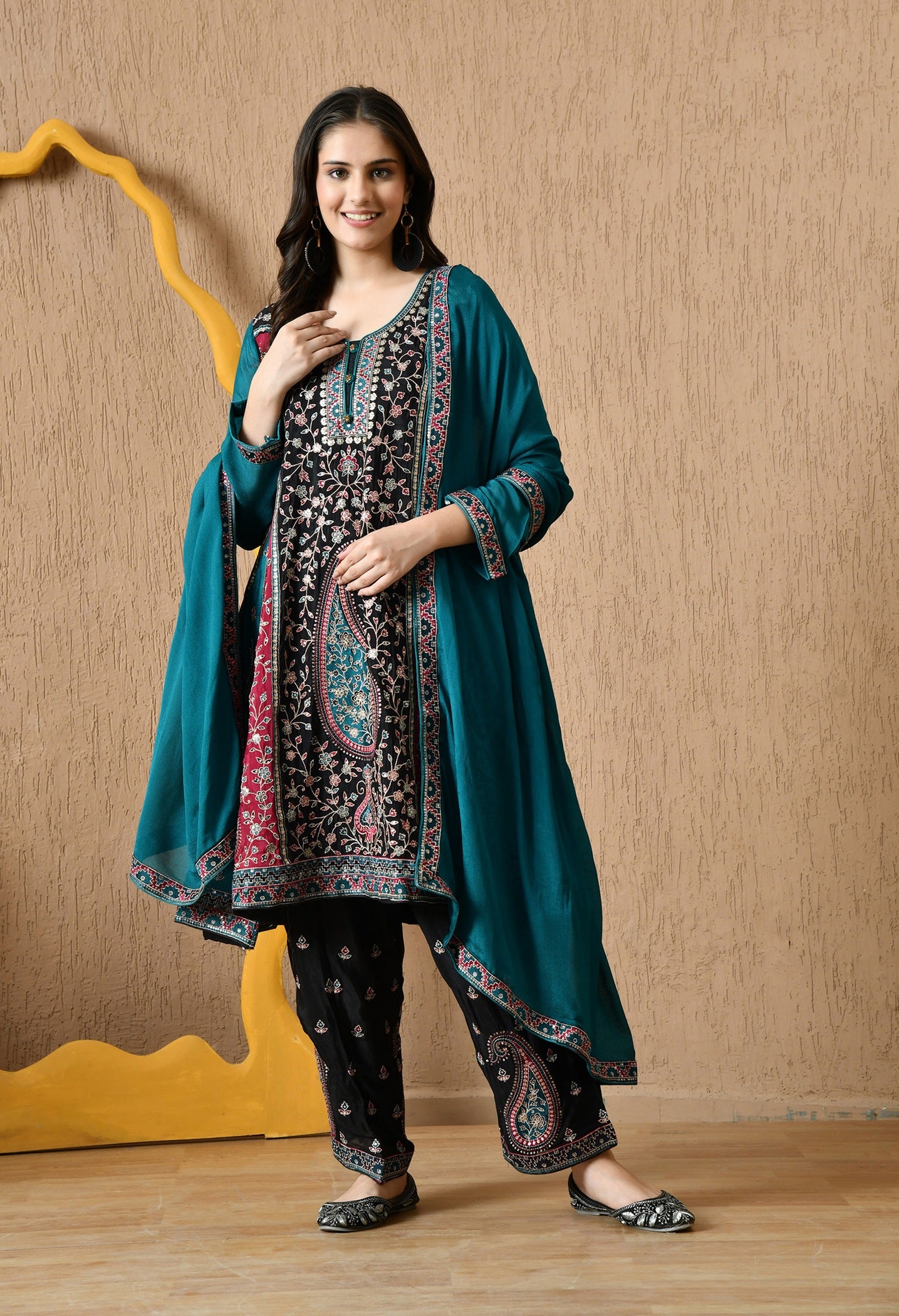 Multicolour Thread & Zardozi Black Kurta Set