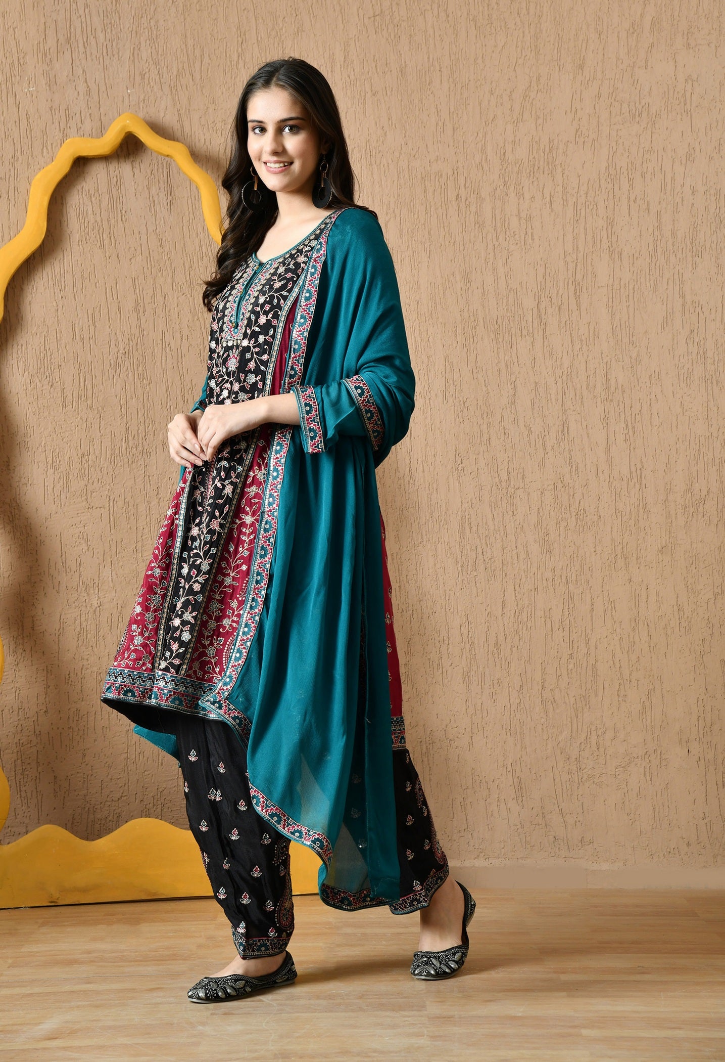 Multicolour Thread & Zardozi Black Kurta Set