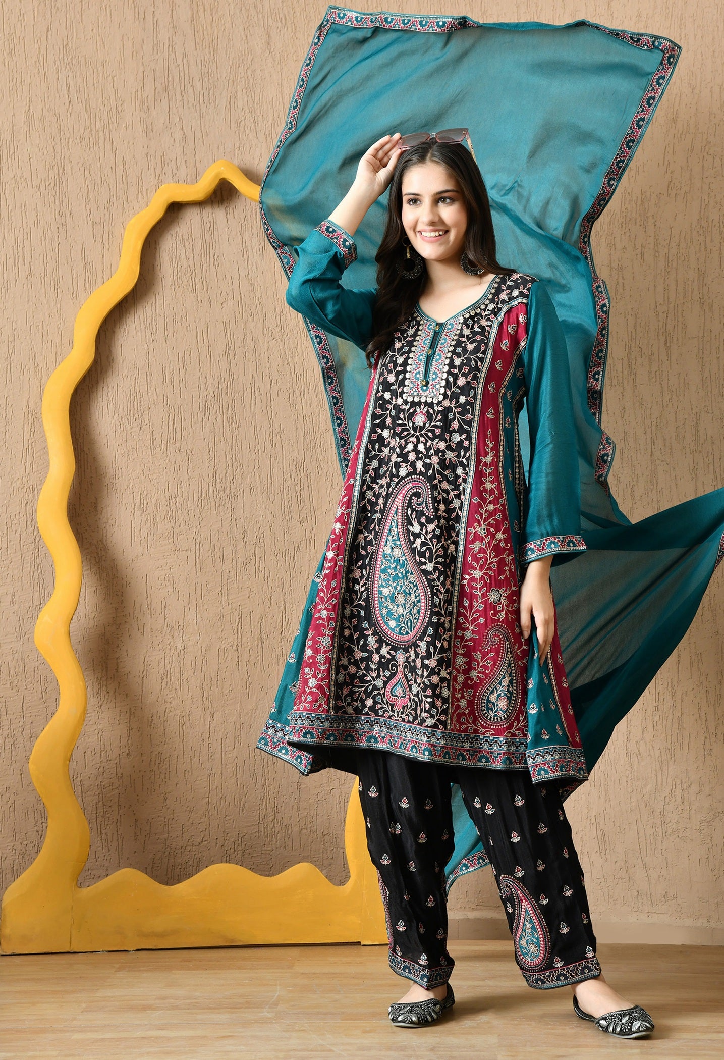 Multicolour Thread & Zardozi Black Kurta Set
