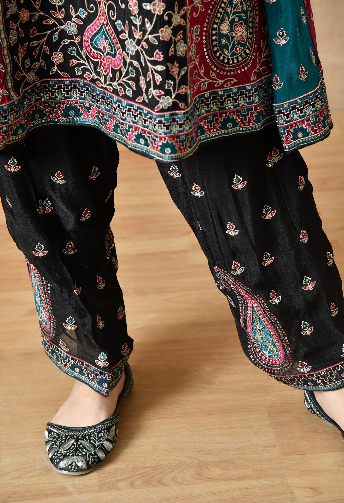 Multicolour Thread & Zardozi Black Kurta Set