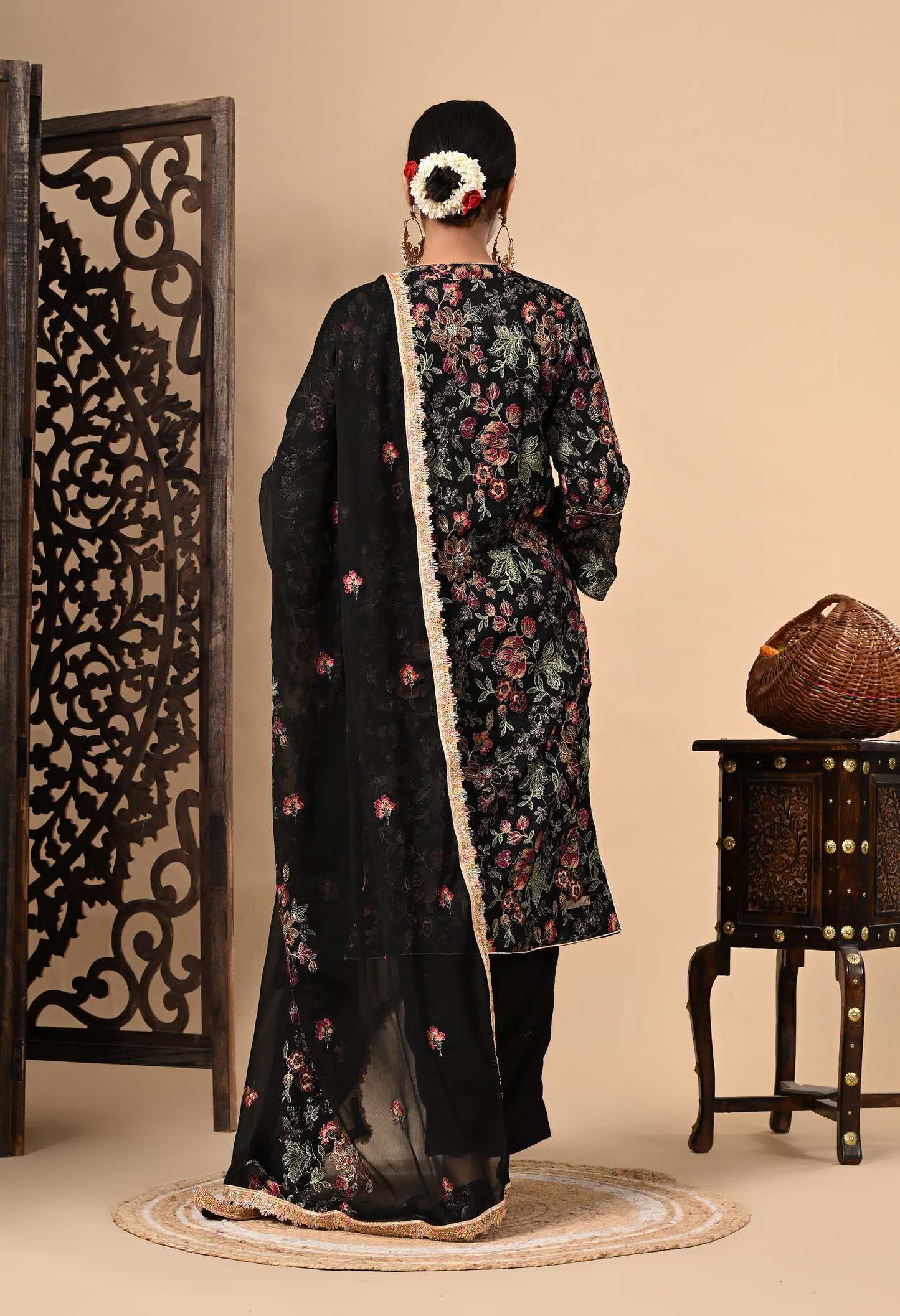 Black Kurta Set with Elegant Thread and Zari Work