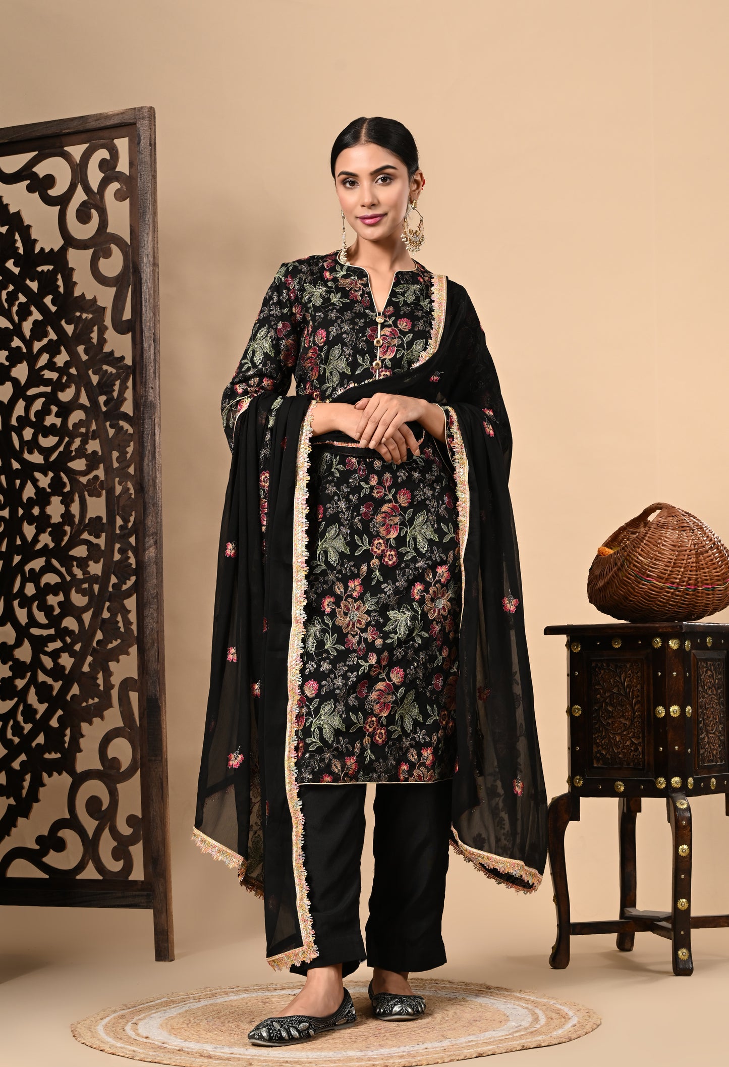 Black Kurta Set with Elegant Thread and Zari Work