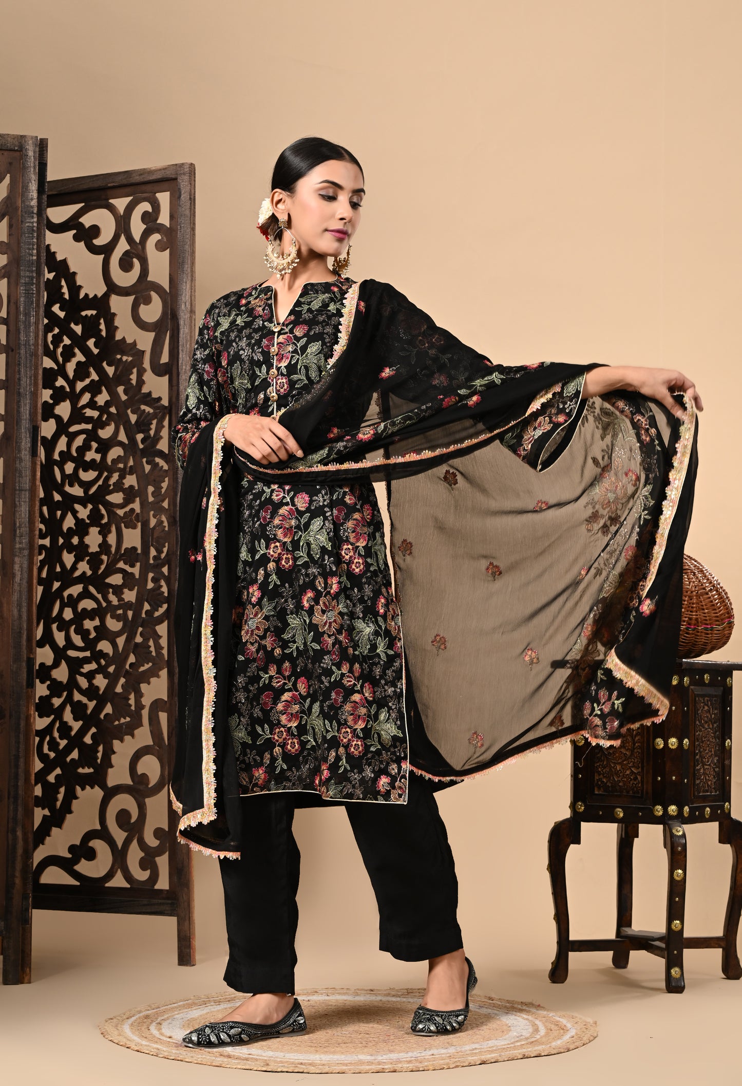 Black Kurta Set with Elegant Thread and Zari Work