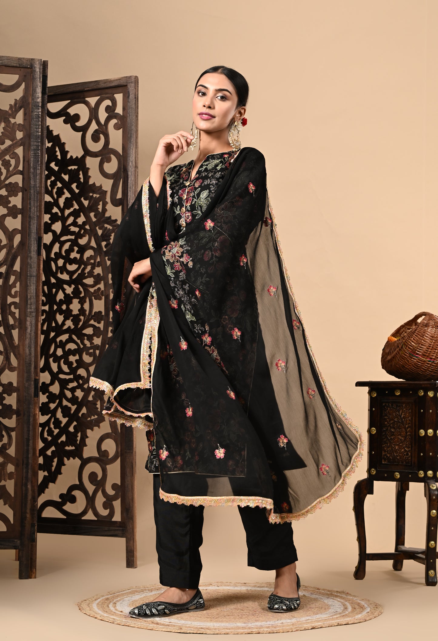 Black Kurta Set with Elegant Thread and Zari Work