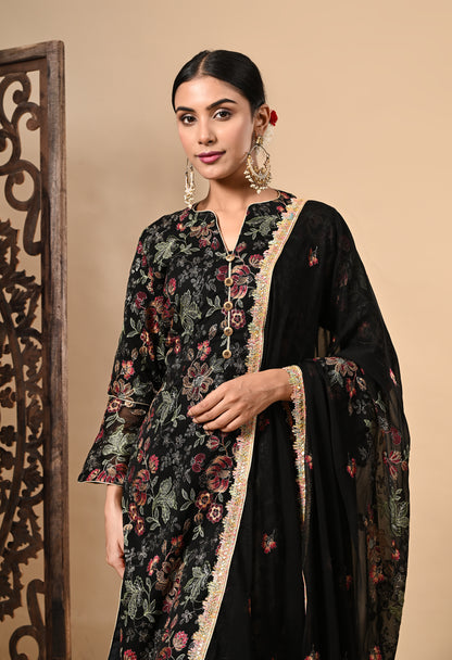 Black Kurta Set with Elegant Thread and Zari Work