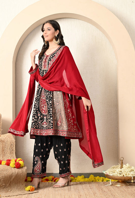 Exquisite Black Kurta Set with Beautiful Thread Work