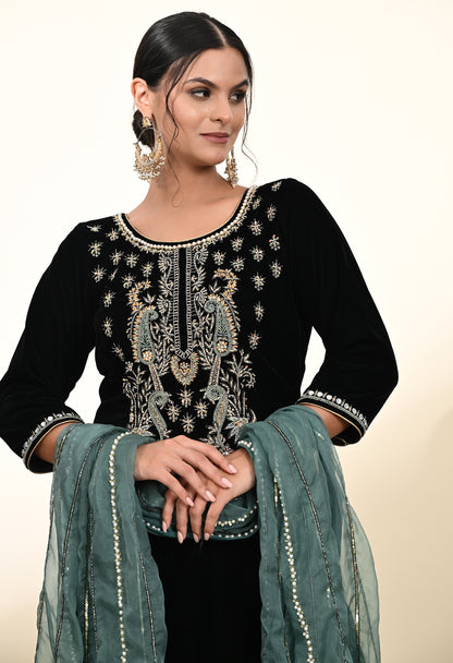 Chic Black Kurta Set with Elegant Zardozi Embroidery