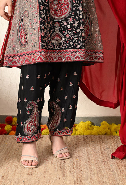 Exquisite Black Kurta Set with Beautiful Thread Work