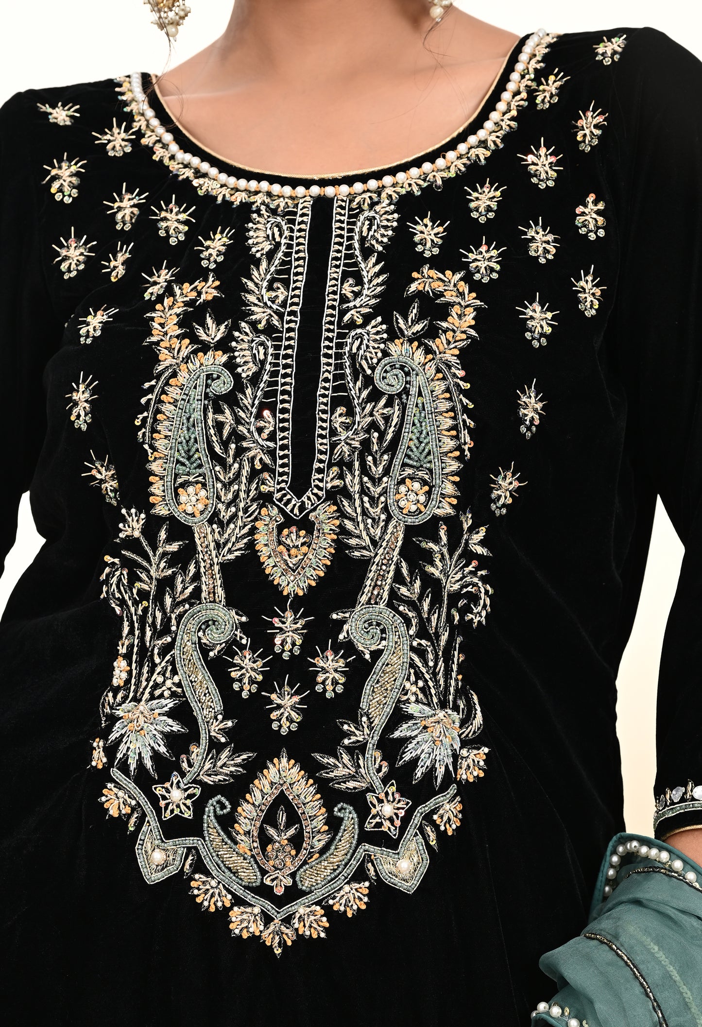 Chic Black Kurta Set with Elegant Zardozi Embroidery