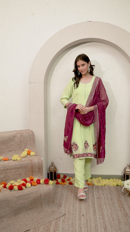 Light Green Kurta Set with Thread and Applique Work